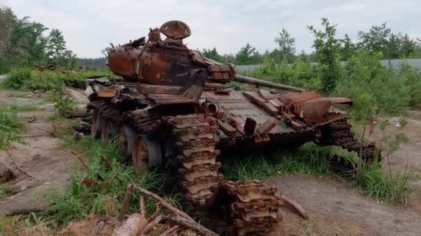 Tanque Russo Destruído Borda Floresta Invasão Ucrânia 2022 — Vídeo de Stock
