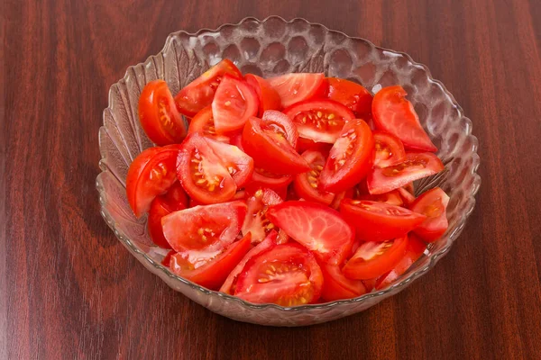 Tranches Tomates Rouges Fraîches Dans Saladier Verre Sur Table Bois — Photo