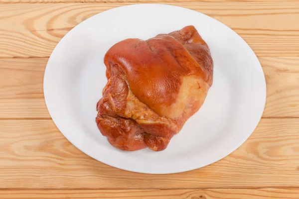 Schweinsbraten Mit Geräuchertem Schinken Auf Einem Weißen Teller Auf Dem — Stockfoto