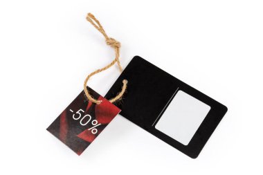 Beyaz arka planda sarı ipte siyah karton kağıtlar ve indirim etiketi şeklinde boş kıyafet salıncak etiketi