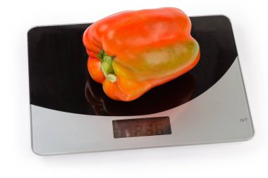 Beyaz arka planda, evin dijital mutfak ölçeğinde olgun bir dolma biber turuncu rengi.