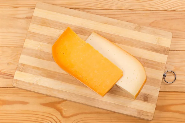 Deux Morceaux Fromage Semi Dur Différents Forme Segments Sur Une — Photo