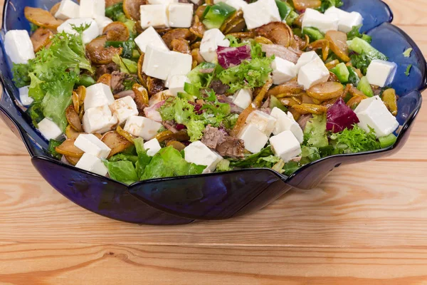 Ensalada Hecha Con Carne Pato Hervida Queso Suave Rebanadas Asadas — Foto de Stock