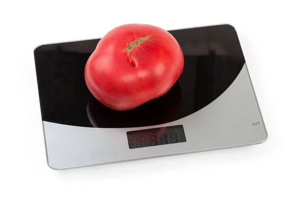 Intero Grande Pomodoro Rosa Maturo Sulla Scala Della Cucina Digitale — Foto Stock