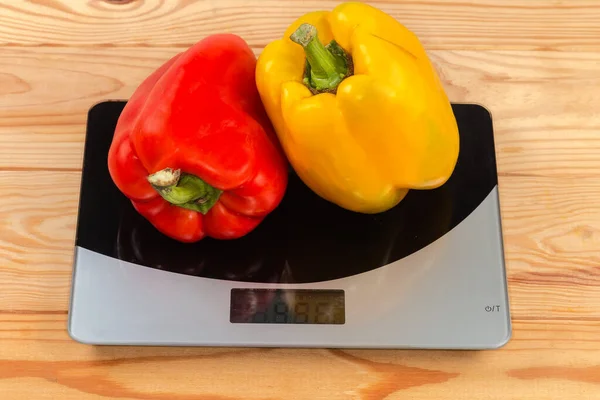 Two Whole Ripe Yellow Red Bell Peppers Household Digital Kitchen — Stock Photo, Image