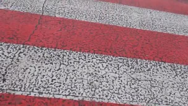 Marcado Superficie Del Paso Peatones Forma Cebra Roja Blanca — Vídeo de stock