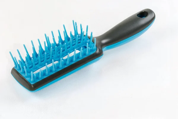 Escova Cabelo Ventilada Com Cerdas Plástico Azul Uma Superfície Branca — Fotografia de Stock