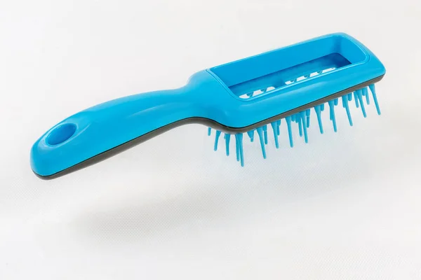 Escova Cabelo Ventilada Com Cerdas Plástico Azul Uma Superfície Branca — Fotografia de Stock