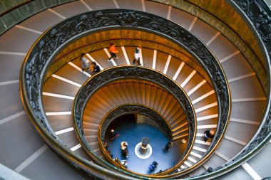 Roma, İtalya 'daki Musei Vaticani' den çok az turistle etkileyici eliptik merdivenler.