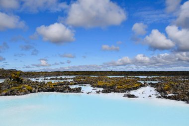 Kuzey Avrupa 'daki İzlanda volkanik adasının Reykjavik bölgesinde doğal sağlık merkezi sıcak su havuzları