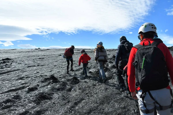 Řada Lidí Trekingu Helmách Cramponech Černém Ledovci Protože Pokryta Sopečným — Stock fotografie