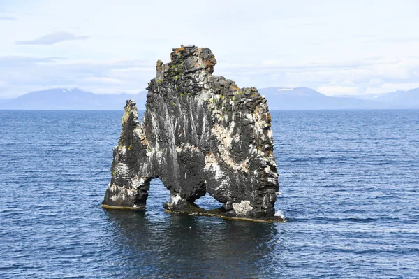Одинокі Великі Ізольовані Скелі Оточені Атлантичним Океаном Двома Отворами Дні — стокове фото