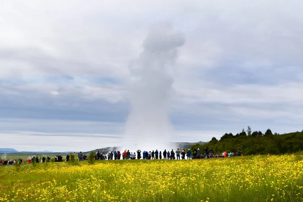 Hot Steam Pushed Power Sky Geyser Many Tourists Waiting Catch — Stockfoto