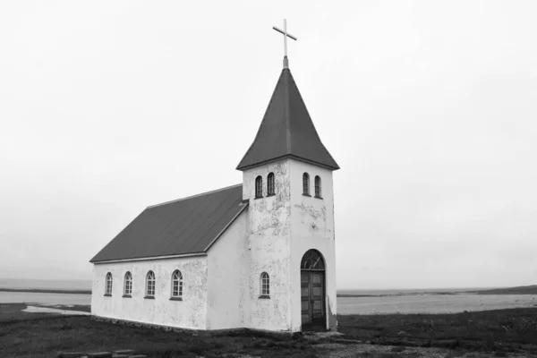 Маленька Християнська Церква Сама Арковими Вікнами — стокове фото
