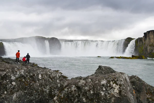 Дивовижний Водоспад Великою Кількістю Води Трьома Туристами Які Захоплюються Ним — стокове фото