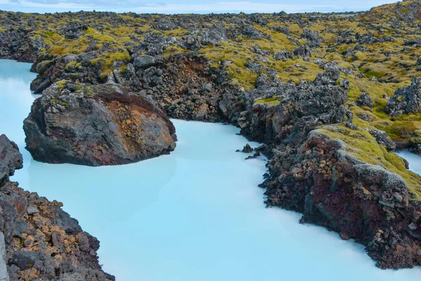 Natural Hot Springs Water Silica Bright Blue Color Dark Stones — Stockfoto