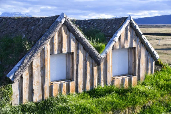 Небольшой Дом Покрытой Травой Крышей Качестве Теплоизолятора Традиция Викингов Исландии — стоковое фото
