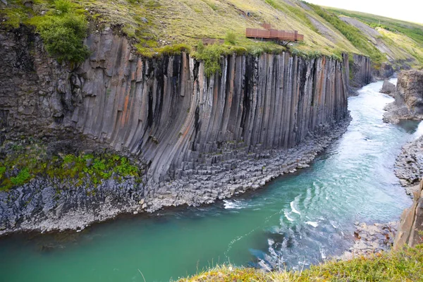 Very Deep Canion Flowing River Margins Formed Natural Vertical Basalt — 图库照片