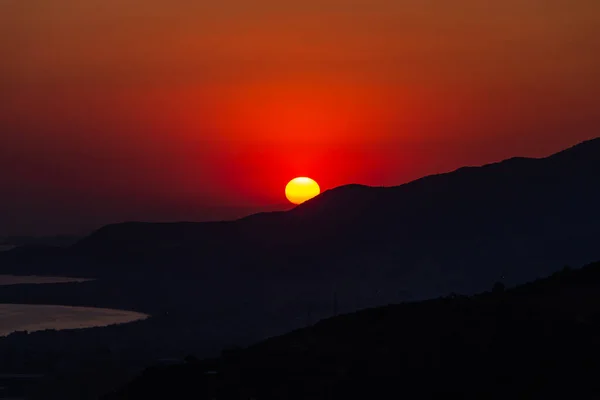 Orange Sun Red Sky Mountains Sea Evening Sunset — Stock Photo, Image