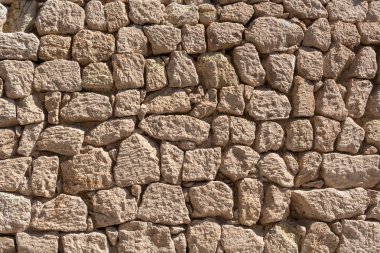 Turuncu taşlardan yapılmış eski bir duvarın güzel bir dokusu.