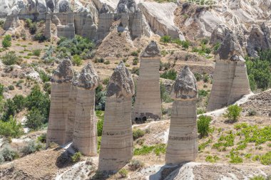 Kapadokya 'daki aşk vadisinde güzel bir manzara ve yaz günü dağ zirveleri.