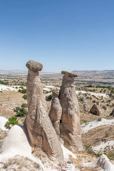 Een Prachtig Uitzicht Vallei Van Liefde Cappadocië Met Bergtoppen Zomerdag — Stockfoto