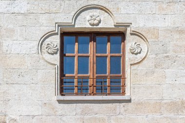 Pencereli turuncu taşlardan yapılmış eski bir duvarın güzel dokusu