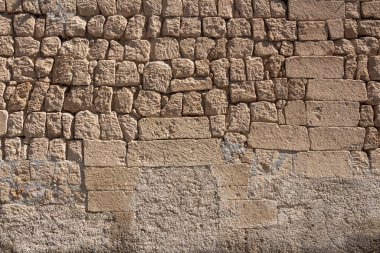 Turuncu taşlardan yapılmış eski bir duvarın güzel bir dokusu.