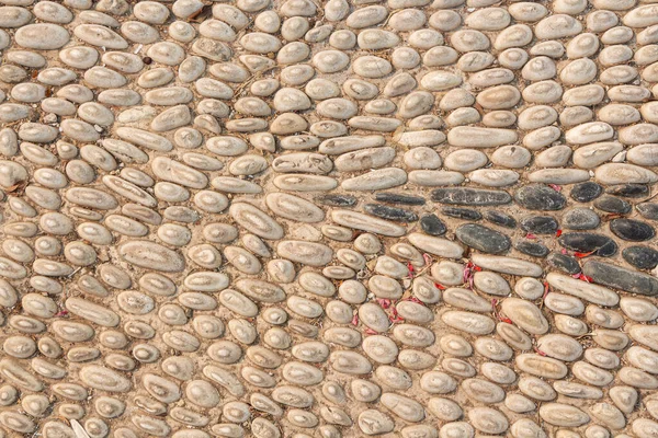 Красивая Текстура Дорожки Серых Белых Гладких Камней Желтом Фоне Песком — стоковое фото