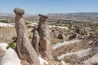 Kapadokya 'daki aşk vadisinde güzel bir manzara ve yaz günü dağ zirveleri.