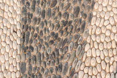 Sarı arka planda gri ve beyaz pürüzsüz taşların güzel bir dokusu parktadır.