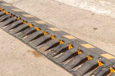 Dikenli tek yönlü trafik tümseği yolda.