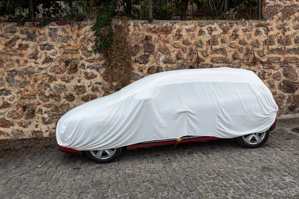 Belo Carro Sob Tenda Branca Está Lado Estrada Por Uma — Fotografia de Stock