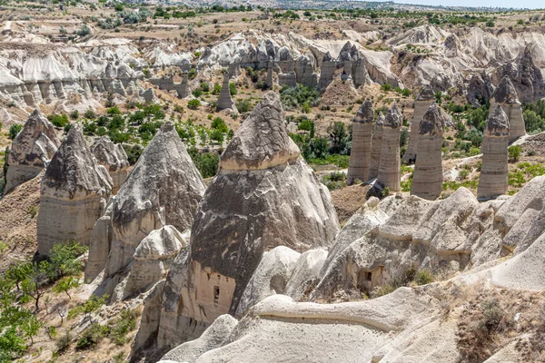 Kapadokya 'daki aşk vadisinde güzel bir manzara ve yaz günü dağ zirveleri.