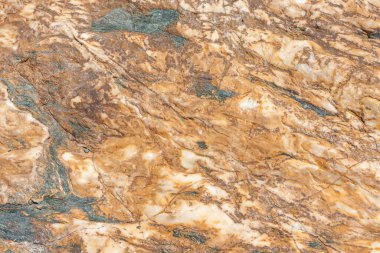 Doğal beyaz ve turuncu granit taş yüzeyin güzel bir dokusu ve fotoğrafta çatlaklar var.