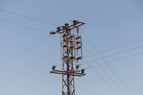 Mavi Gökyüzü Arka Planında Siyah Bir Elektrik Hattı Var — Stok fotoğraf