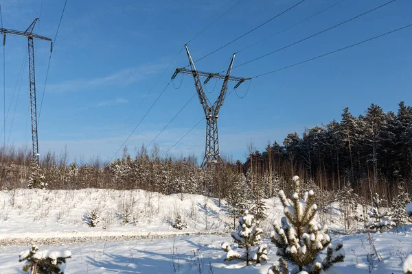 Czarna Linia Energetyczna Jest Tle Niebieskiego Nieba Krajobraz Zimowy — Zdjęcie stockowe