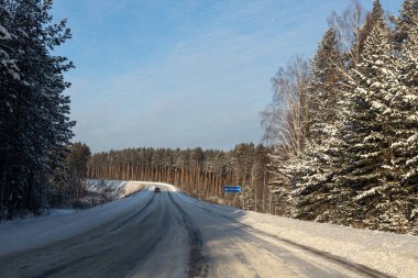 Ormanın ortasında, kışın ıssız bir yol.