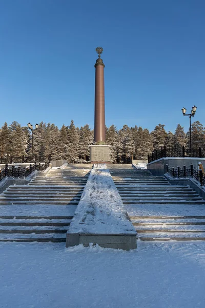 Ekaterimburgo, Sverdlovsk Rusia - 01 01 2021: El obelisco en la frontera entre Europa y Asia en invierno — Foto de Stock