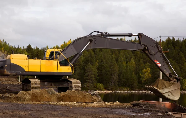 Gelber Bagger gräbt — Stockfoto