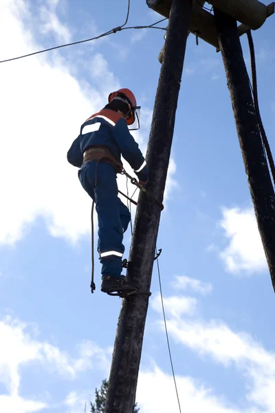 Elektrische stijgt ter ondersteuning van hoogspanningslijnen — Stockfoto