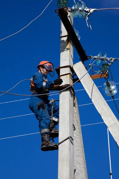 Elevaciones eléctricas al poste de hormigón —  Fotos de Stock