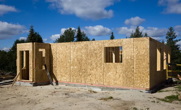 Строительство дома из деревянных блоков — стоковое фото