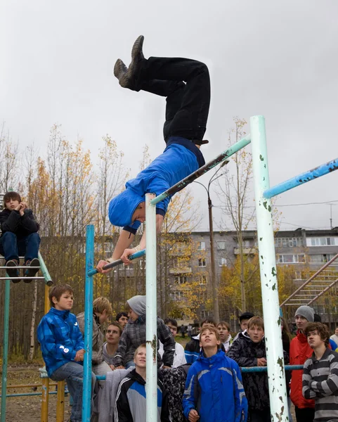 Young strong teenager athlete to do exercise on horizontal bar — Stock Photo, Image