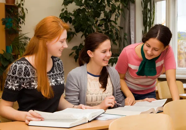 Meisjes die betrokken zijn bij college — Stockfoto