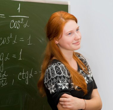 Kızıl saçlı kız matematik dersine karşılar