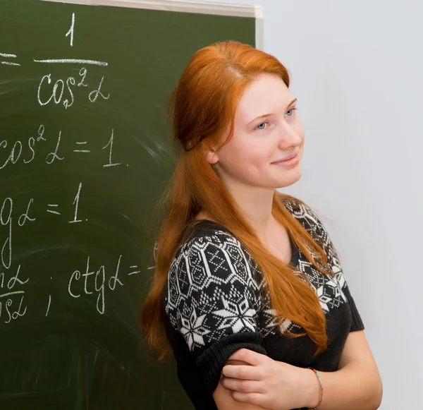 Η κοκκινομάλλα κοπέλα συναντά μάθημα μαθηματικά — Φωτογραφία Αρχείου