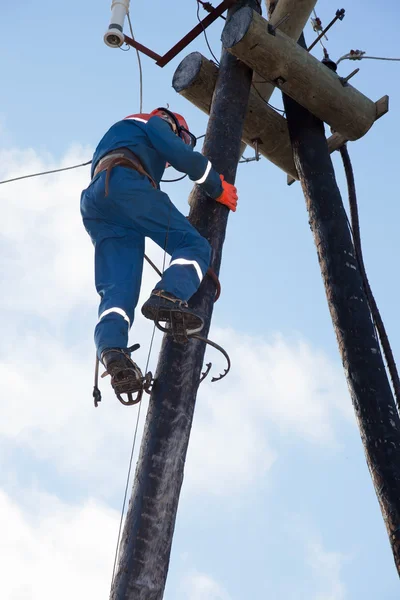 Elektryk praca na wysokości — Zdjęcie stockowe