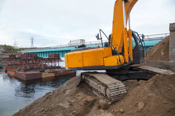 Excavator builds a bridge. — Stock Photo, Image