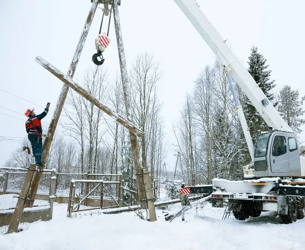 Reparatie van elektrische leidingen in de winter — Stockfoto